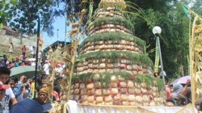 Tradisi Yaqowiyu merupakan warisan budaya dengan cara pembagian ratusan bahkan ribuan kue apem.