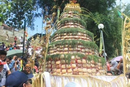 Tradisi Yaqowiyu merupakan warisan budaya dengan cara pembagian ratusan bahkan ribuan kue apem.