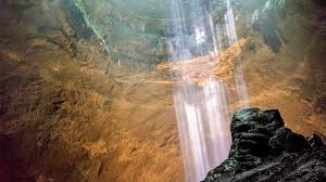 Goa Jomblang mempunyai keindahan dan misteri.