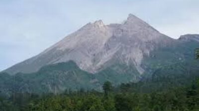 Deles Indah memliki spot terbaik saat dilihat dari puncak Merapi.