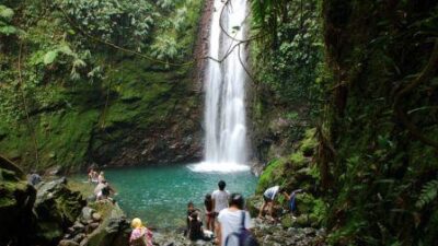 Curug Putri merupakan destinasi wisata yang menyuguhkan air terjun yang tinggi.