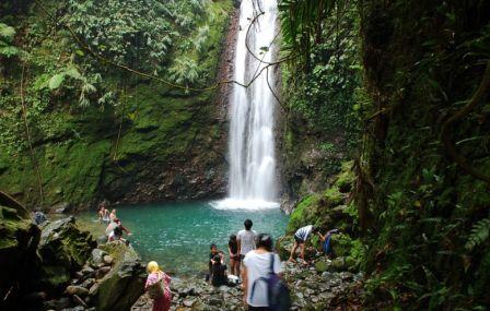 Curug Putri merupakan destinasi wisata yang menyuguhkan air terjun yang tinggi.