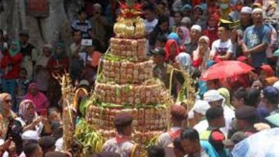 Keunikan Tradisi Yaqowiyu yang menjadi festival penyebaran kue apem Klaten.