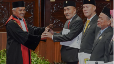 Empat pimpinan DPRD Kabupaten Sragen masa jabatan 2024-2029 resmi dilantik di ruang paripurna DPRD Sragen, Sel