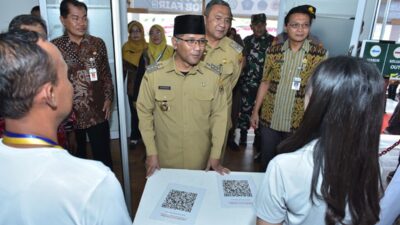 Bupati Boyolali M. Said Hidayat mengunjungi booth salah satu peserta job fair 2024 Boyolali