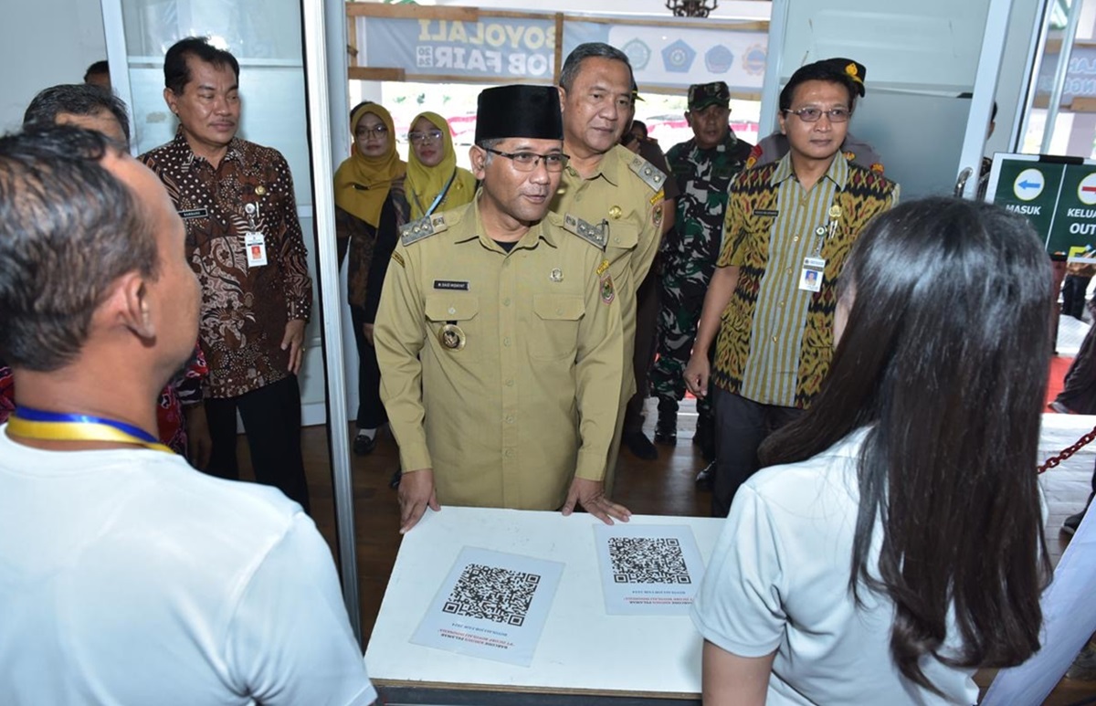Bupati Boyolali M. Said Hidayat mengunjungi booth salah satu peserta job fair 2024 Boyolali