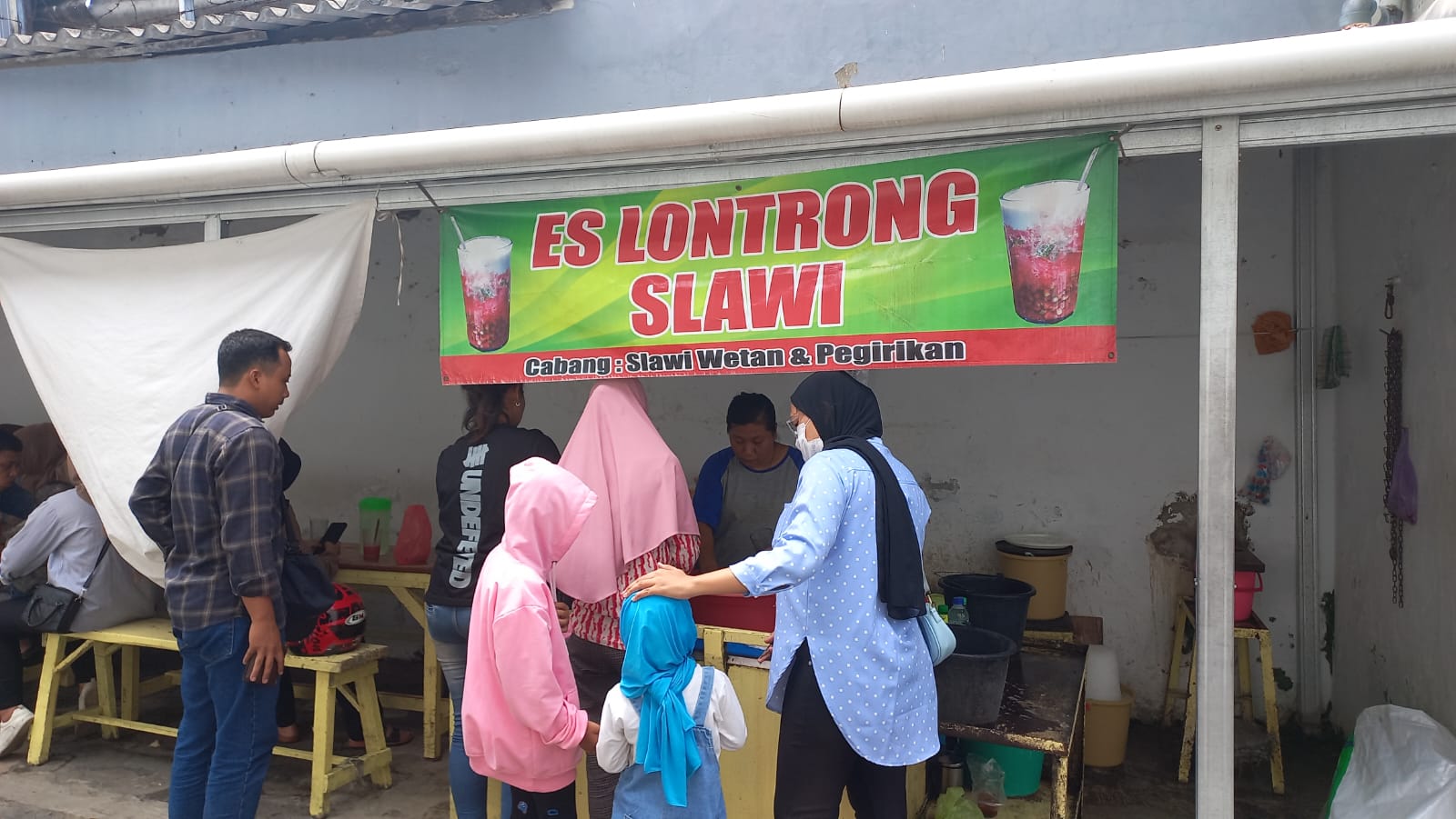 Es Lontrong Khas Slawi merupakan minuman legend dengan komposisi rasa yang tidak berubah.
