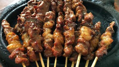 Sate Khas Tegal merupakan kuliner wajib yang memiliki tekstur daging yang lembut dan nikmat.