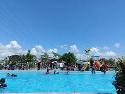 Umbul Brondong di Klaten memliki suasana segar dan cocok untuk anak-anak.