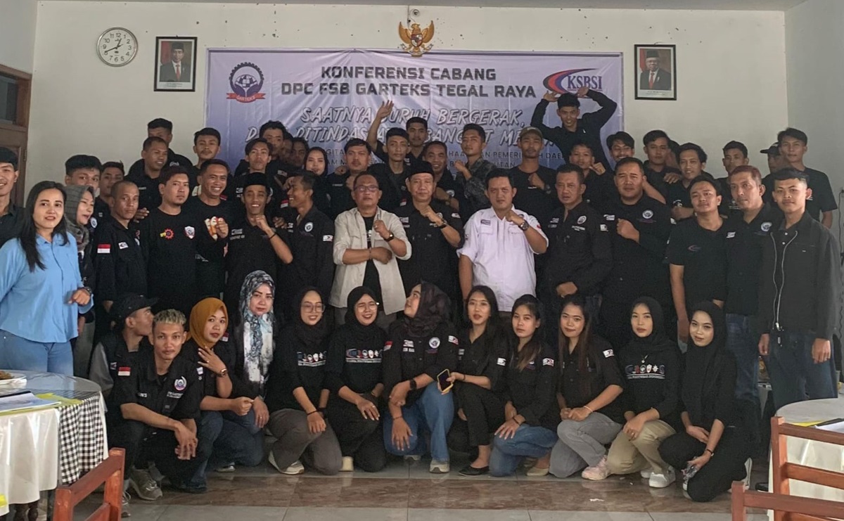 Ketua DPC FSB Garteks Tegal Raya terpilih bersama jajaran pengurus foto Bersama usai konferensi Minggu (201020
