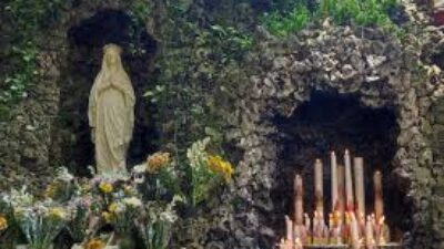 Wisata Goa Maria Jogja yang menjadi tempat ibadah kaum Katolik.