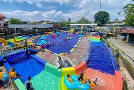 Umbul Pelem Waterpark merupakan wisata air keluarga.