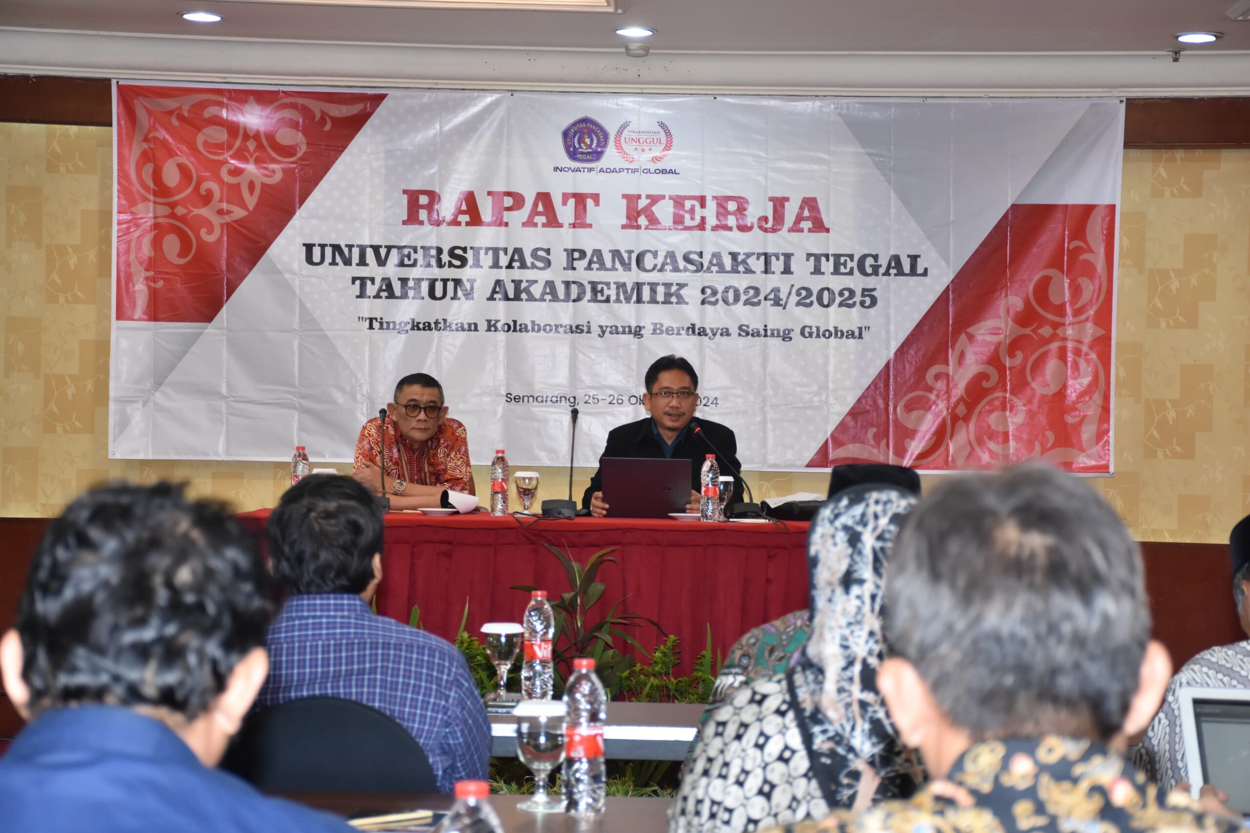 Dr Taufiqulloh MHum, Rektor UPS di dampingi Dr H Imawan Sugiharto SH MH selaku ketua YPP, saat memimpin Rapat