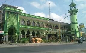 Kampung Arab Solo menjadi wisata religi dan belanja.