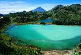 Inilah wisata Telaga Warna Dieng Wonosobo yang airnya bisa berubah warna.