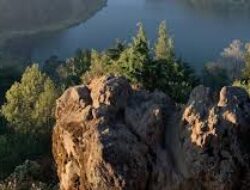 Batu Pandang Ratapan Angin Menikmati Keindahan Alam, Kisah Cinta dan Kutukan Abadi di Dieng