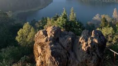 Batu Pandang Ratapan Angin Menikmati Keindahan Alam, Kisah Cinta dan Kutukan Abadi di Dieng