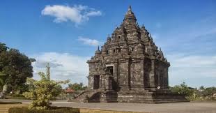 Candi Sojiwan Klaten sangat cantik dan tak kalah menarik.