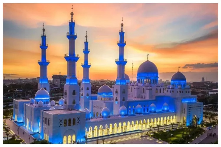 Masjid Sheikh Zayed Solo merupakan masjid dengan gaya timur tengah yang indah di Solo.