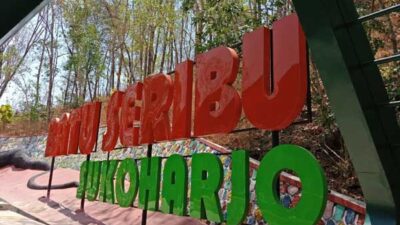 Wisata Batu Seribu merupakan destinasi wisata alam yang terkenal dengan formasi batu alamnya.