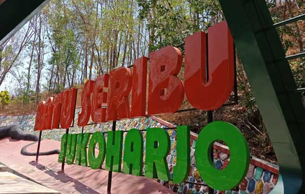 Wisata Batu Seribu merupakan destinasi wisata alam yang terkenal dengan formasi batu alamnya.