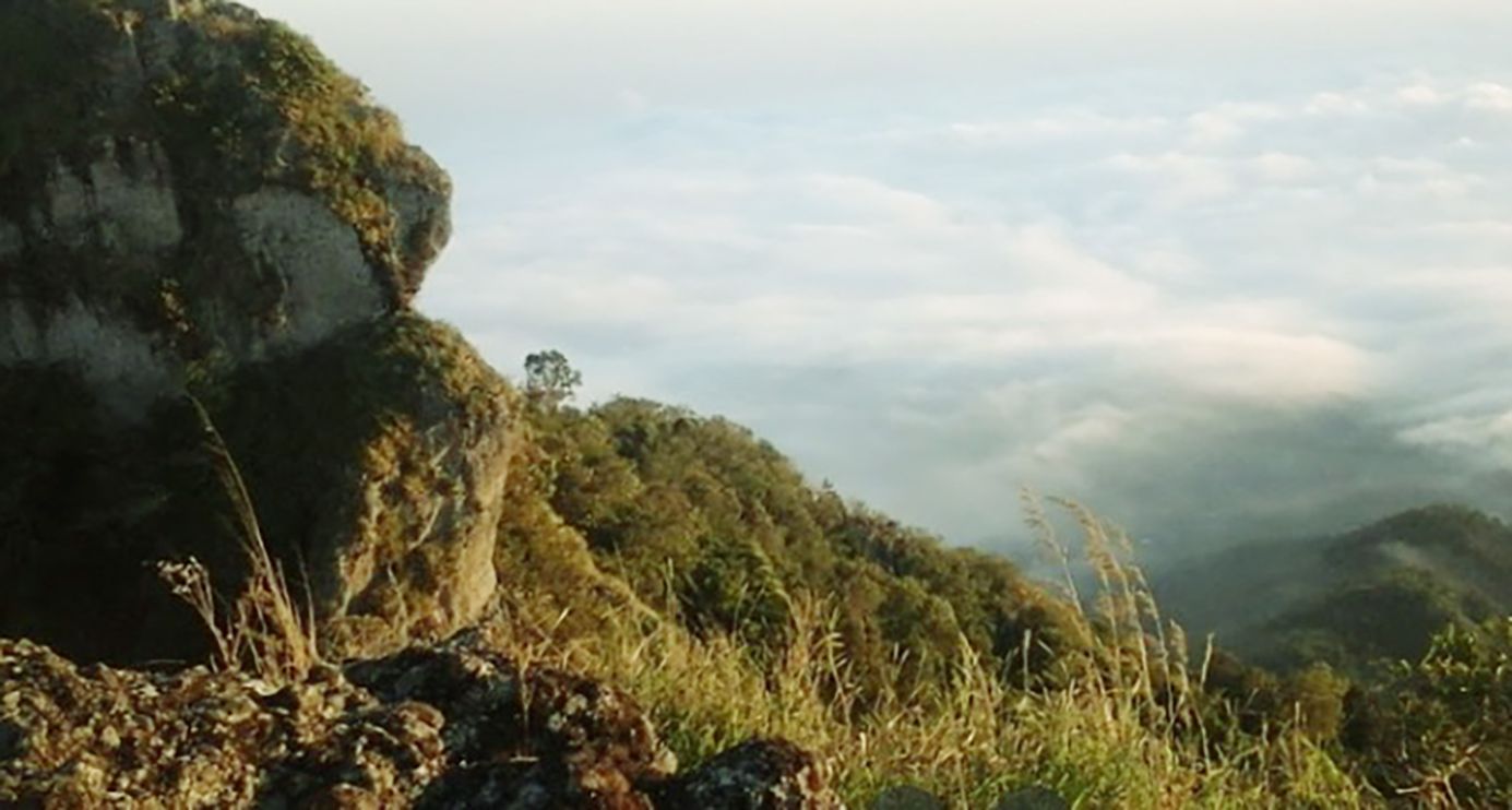 Puncak Laskar Pelangi menjadi wisata yang menyuguhkan pemandangan alam perbukitan yang mempesona.