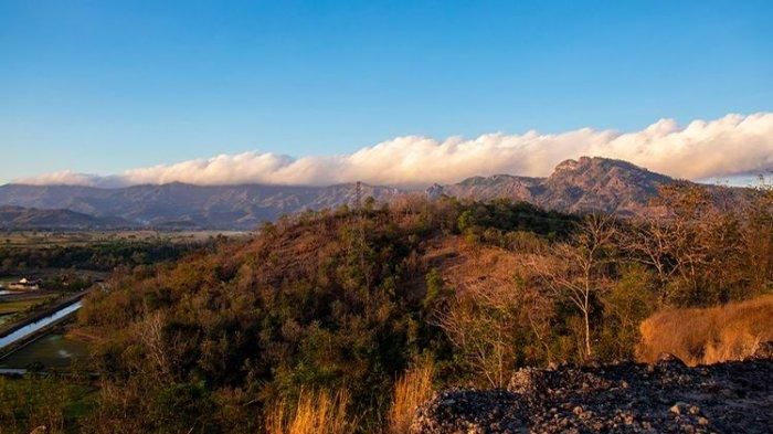 Gunung Pegat merupakan destinasi wisata alam yang cocok untuk pecinta alam baik pemula maupun ahli.