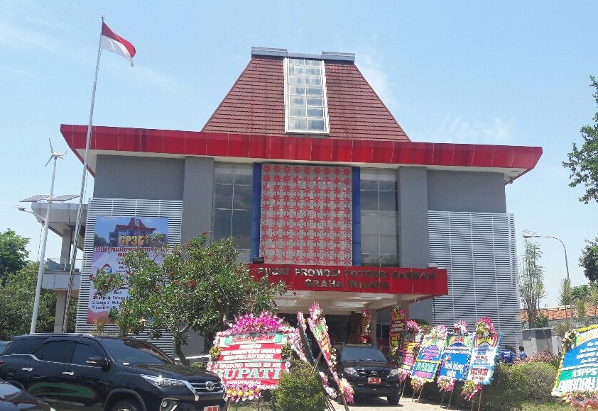 Gedung Pusat Promosi merupakan tempat untuk memperkenalkan dan memasarkan berbagai produk khas Sukoharjo.