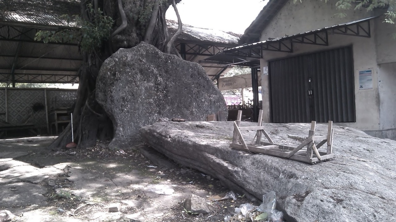 Watu Kelir merupakan tempat favorit bagi para wisatawan yang mencari suasana sejuk dan pemandangan yang indah