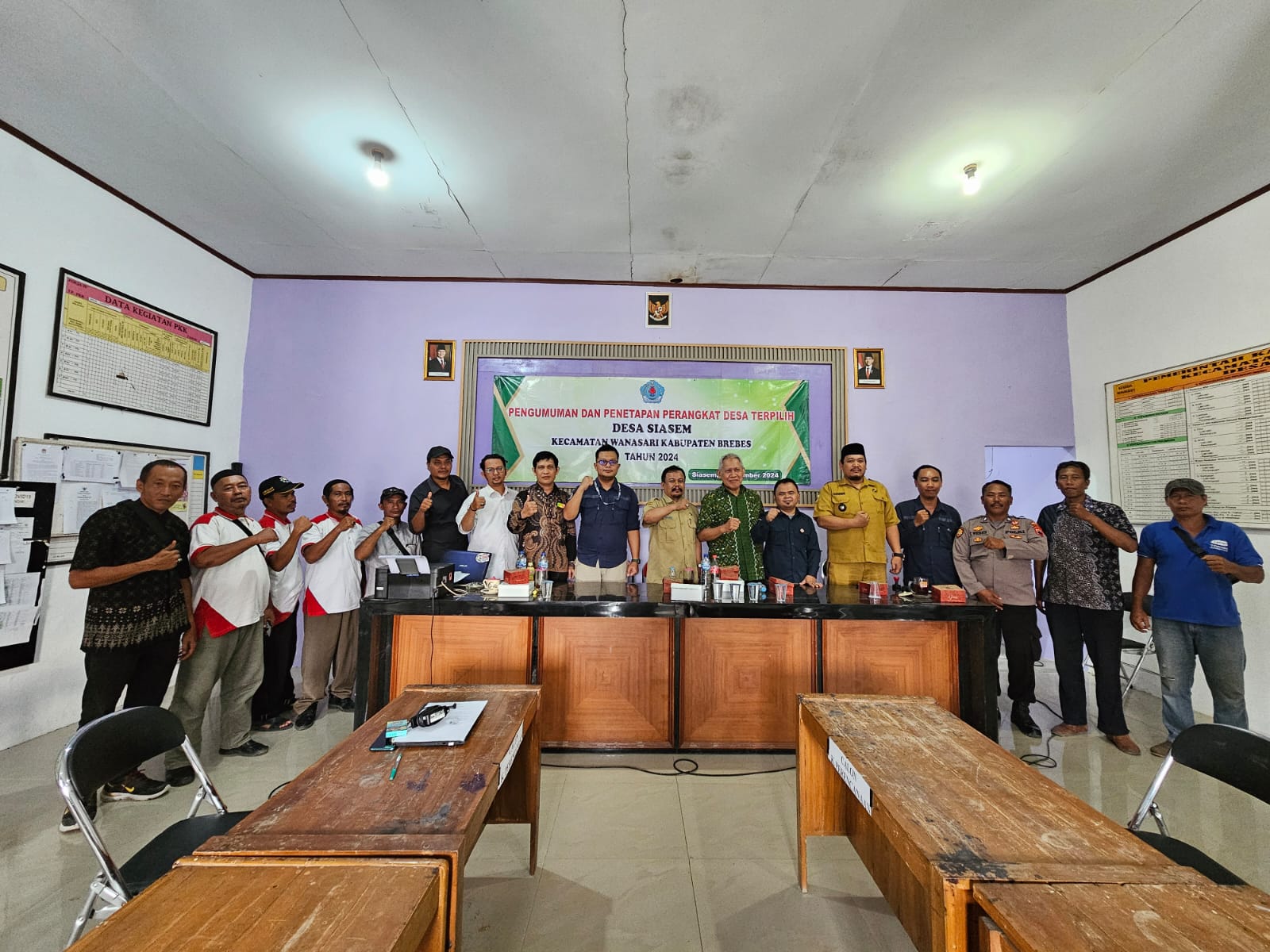 Aparatur Pemdes Siasem bersama Tim penguji UPS Tegal berpose bersama