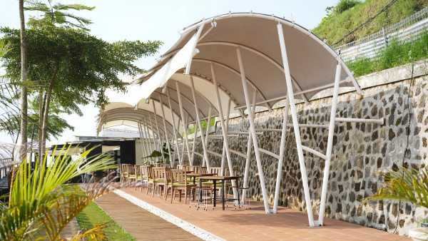 Payung Langit Kafe dan Resto destinasi menarik bagi pecinta alam dan penggemar kuliner yang ada di Karanganyar