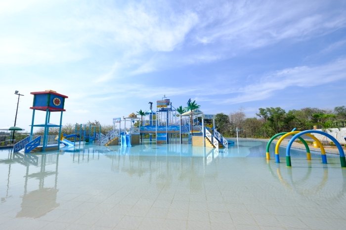 Summerland Tirtamas Waterpark merupakan permainan air yang seru dan beragam fasilitas untuk segala usia.