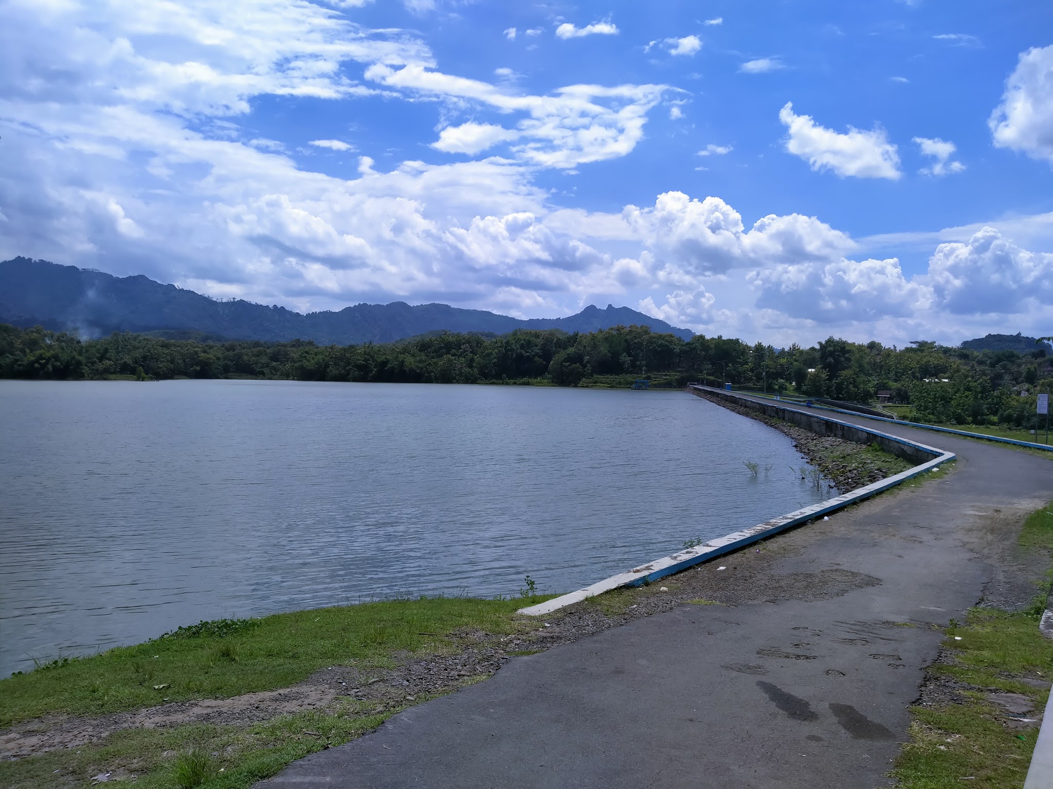 Bendungan Krisak dapat dimanfaatkan untuk mendukung berbagai sektor, mulai dari pertanian hingga pariwisata.