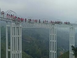 Jembatan Kaca Kemuning Sky Hills Yang Pertama Hadur di Karanganyar Jawa Tengah