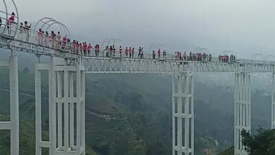 Jembatan Kaca merupakan jembatan yang memberikan panorama alam yang luar biasa.