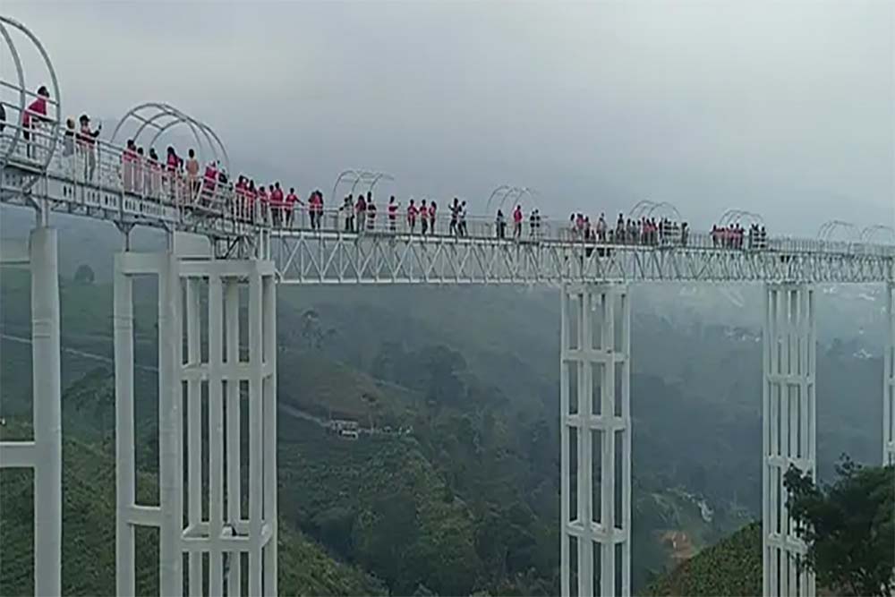 Jembatan Kaca merupakan jembatan yang memberikan panorama alam yang luar biasa.