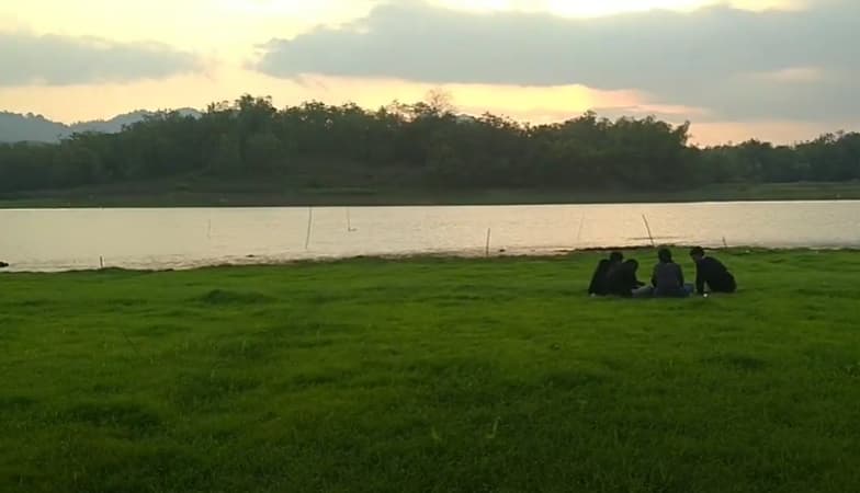 Sabana Waduk Tandon adalah destinasi wisata alam yang menyajikan pemandangan sabana luas di tepi waduk .