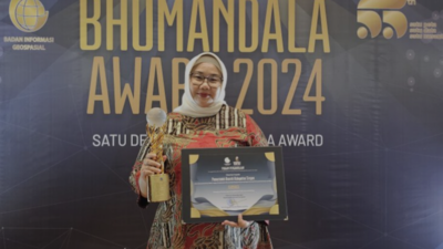 Bupati Sragen dr Kusdinar Untung Yuni Sukowati menunjukan trofi penghargaan Bhumandala Award.