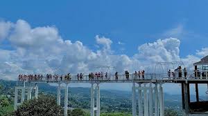 Jembatan Kaca Kemuning menjadi wisata baru di Karanganyar.