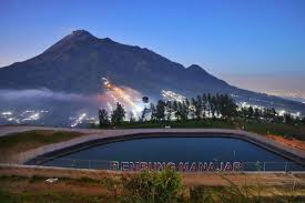 Inilah wisata Embung Manajar dengan latar belakang pegunungan.