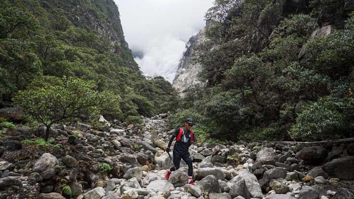 Kawah Gunung Lawu menawarkan panorama yang membuat banyak pendaki terpesona.