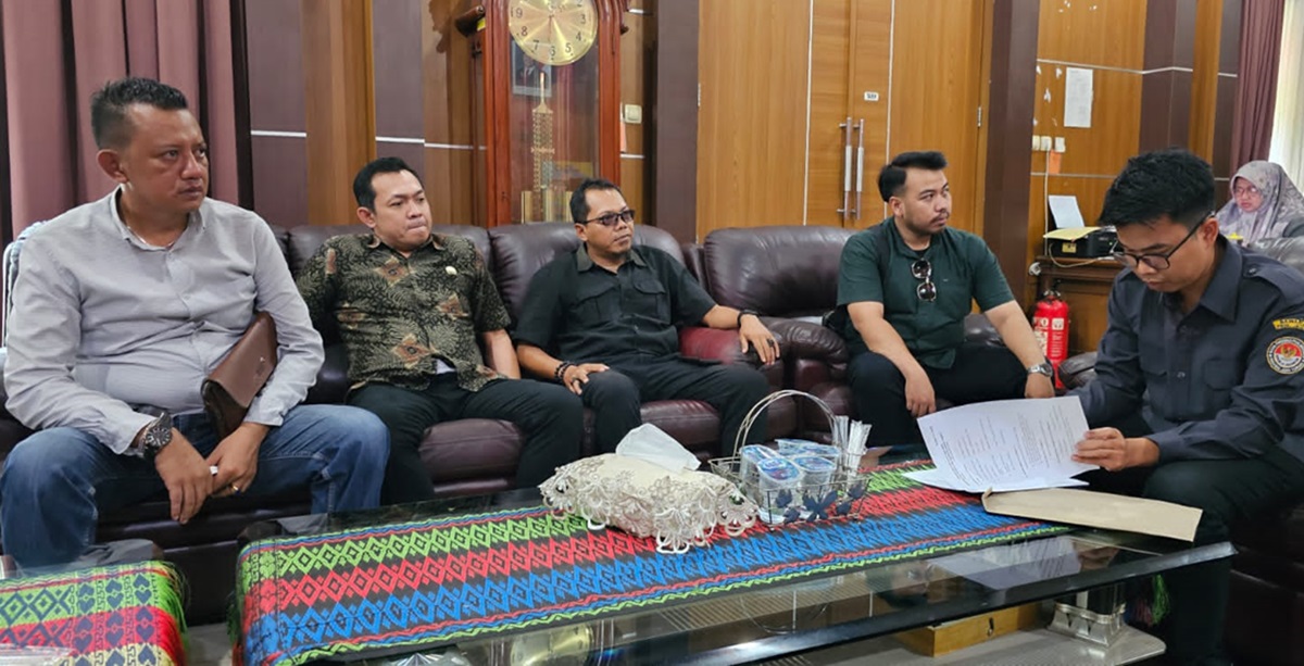 Koordinator Gerakan Relawan Tanpa Syarat Laka Apa-Apane Kabupaten Tegal M Rikhni Yusron, didampingi Japra Law