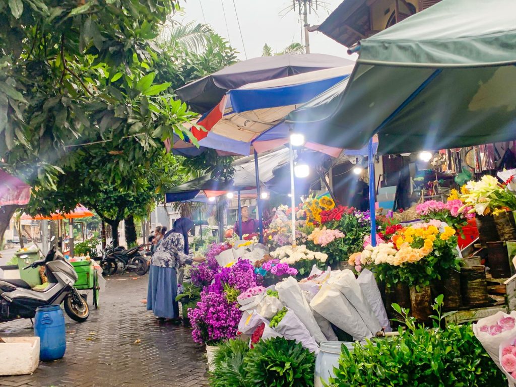 Pasar Kembang Solo menjadi pusat perdagangan serta memiliki daya tarik wisata dengan suasana tenang.