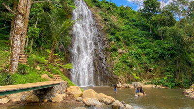 Air Terjun Ngargoyoso ini menawarkan pemandangan alam yang asri dan udara yang sejuk.