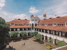 Wisata Lawang Sewu memiliki nuansa mistis.