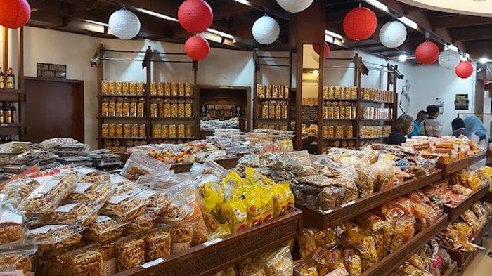 Makutha Solo adalah salah satu pusat oleh-oleh khas di Kota Solo yang sangat terkenal.