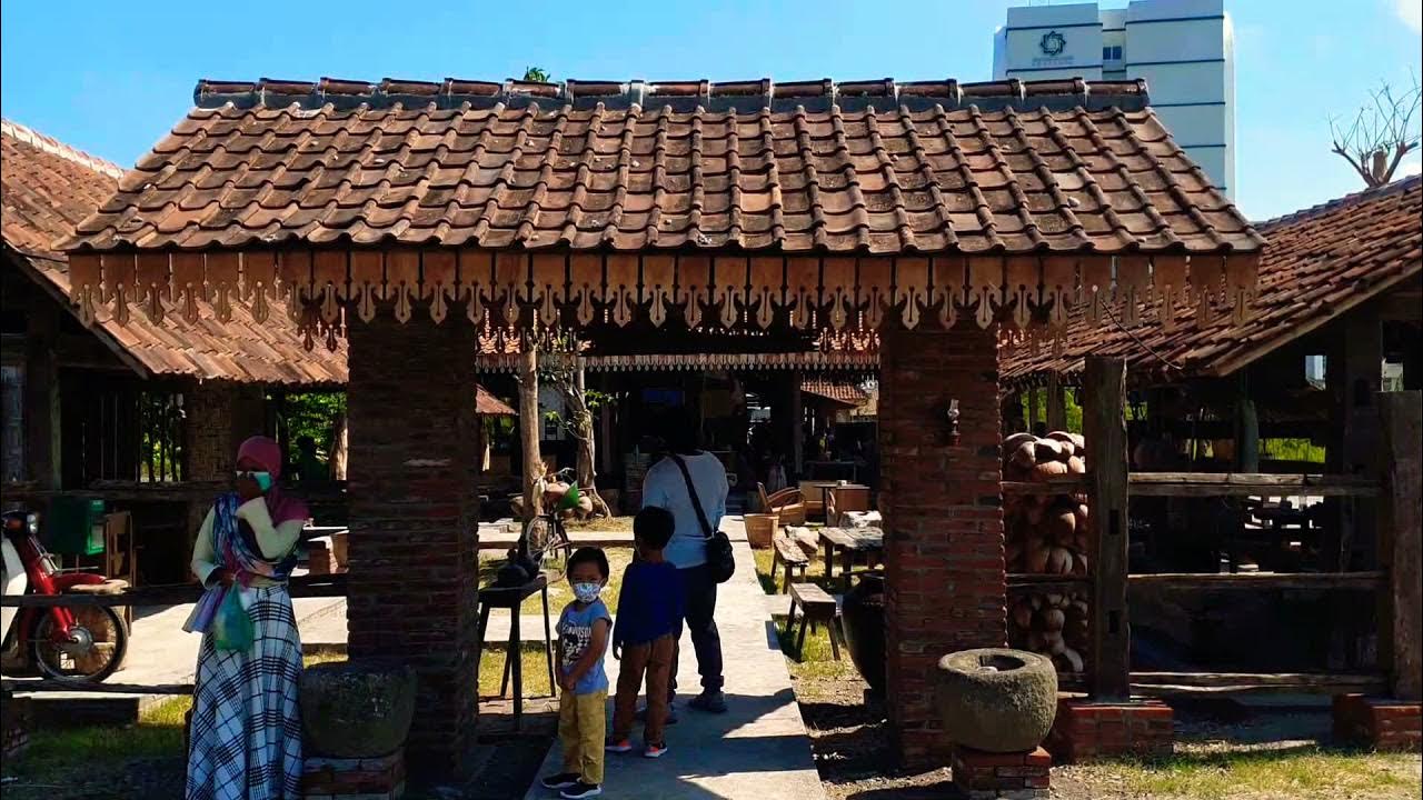 Waroeng Kandang Kebo menjadi tempat menikmati kuliner khas Jawa sambil merasakan suasana tradisional yang aute