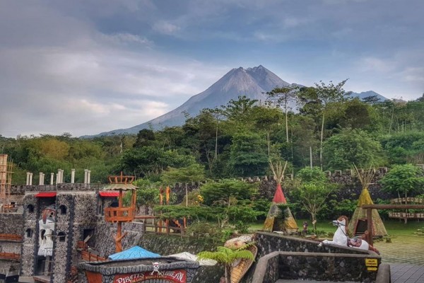 Kaki Gunung Merapi tempat yang menawarkan keindahan alam yang memukau.