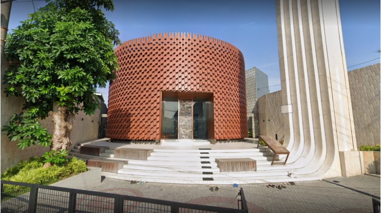 Masjid Saminah Sihyadi merupakan masjid dengan arsitektur yang unik dan hits di Solo.