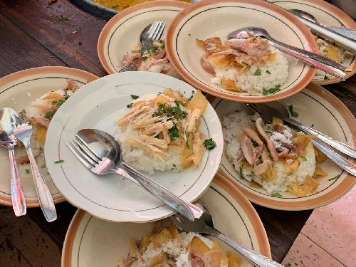 Soto Gading Wetan menyuguhkan cita rasa soto yang khas dan autentik yang menyegarkan.